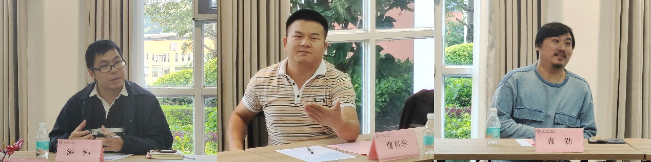 窗户旁边的桌子前AI 生成的内容可能不正确。