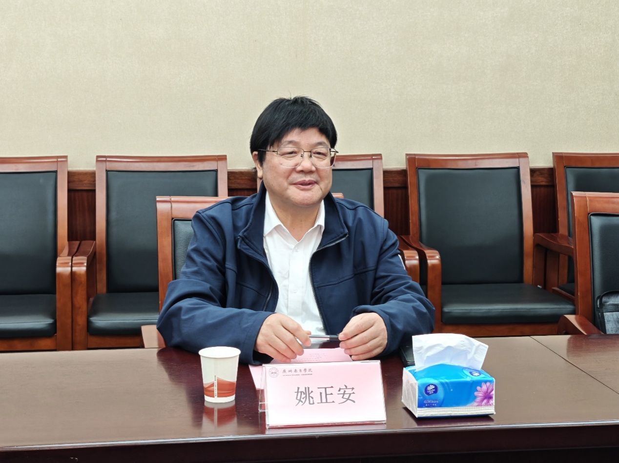 男人坐在桌子前AI 生成的内容可能不正确。