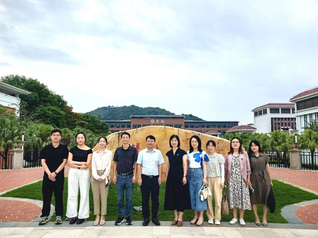 一群人站在一起合影在户外AI 生成的内容可能不正确。