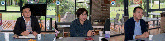 人坐在桌子前 AI 生成的内容可能不正确。