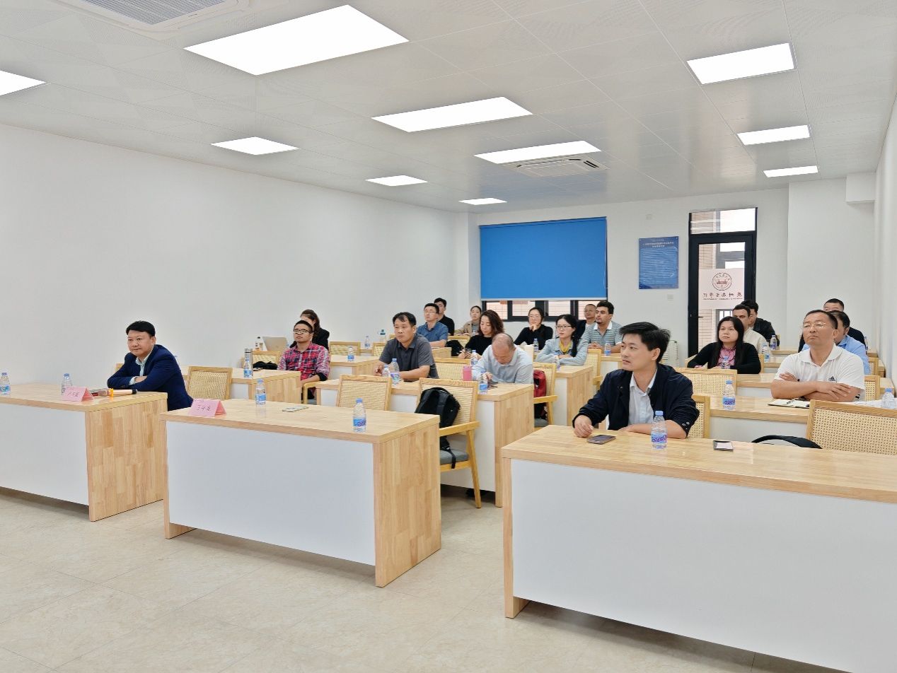 人们在房间里AI 生成的内容可能不正确。