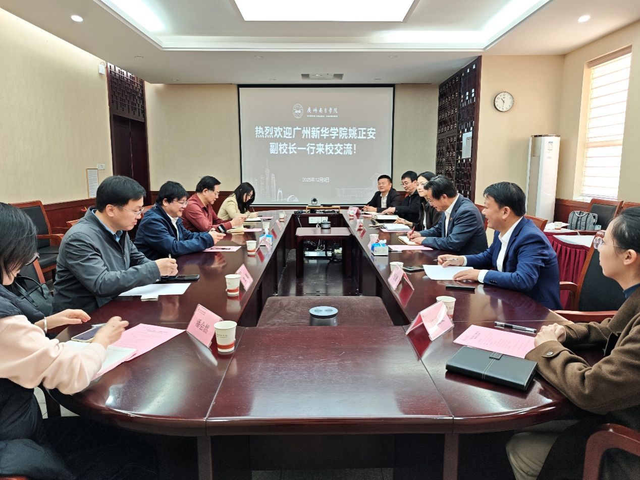 一群人围坐在桌子前AI 生成的内容可能不正确。