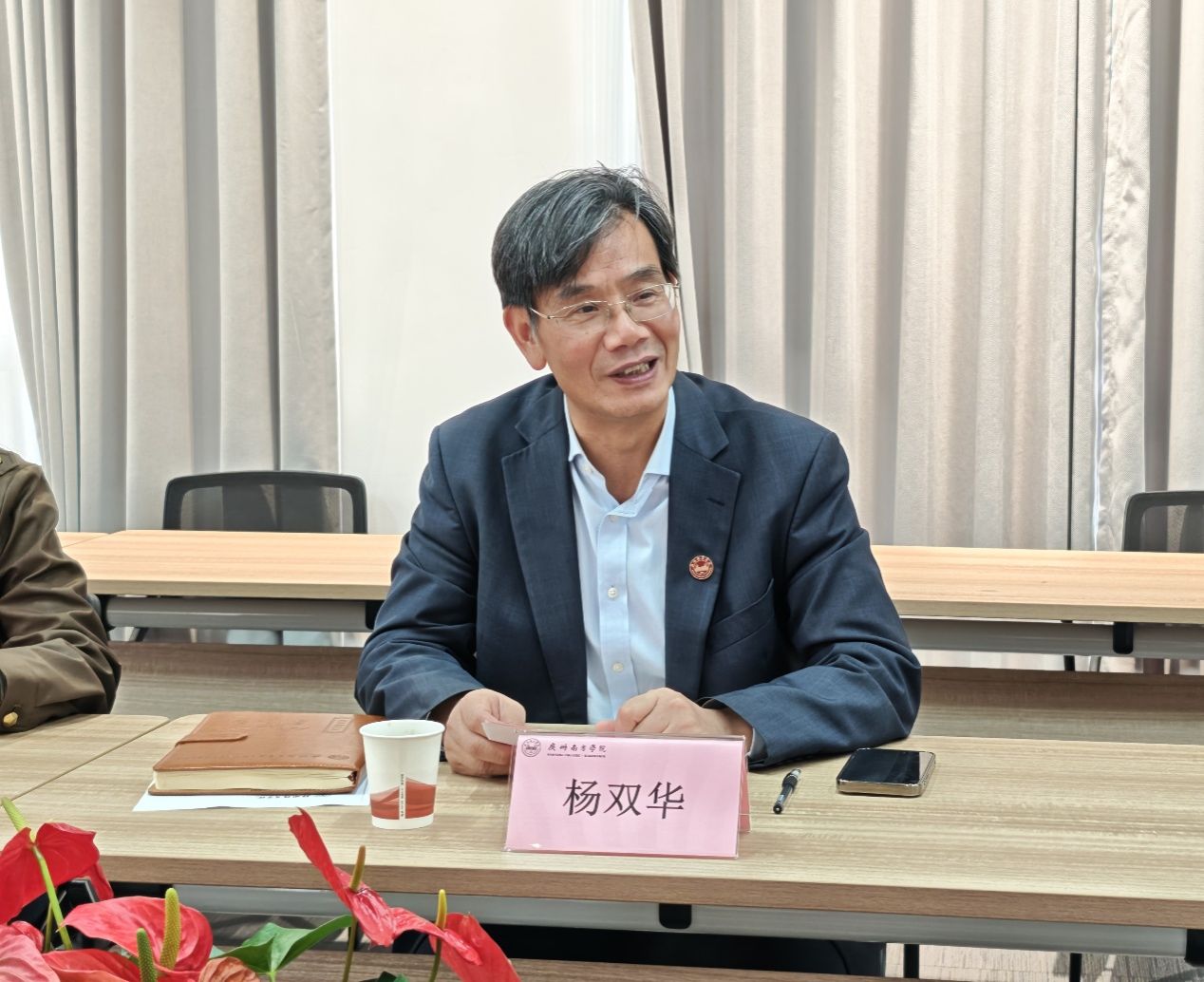 桌子前坐着的男人AI 生成的内容可能不正确。