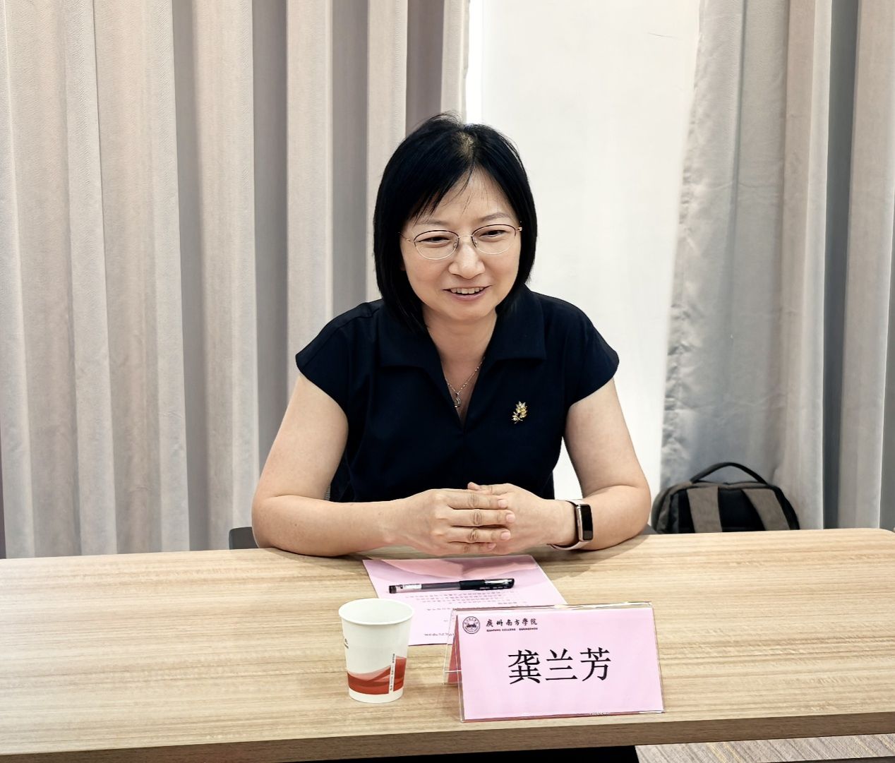 女人坐在桌子前AI 生成的内容可能不正确。
