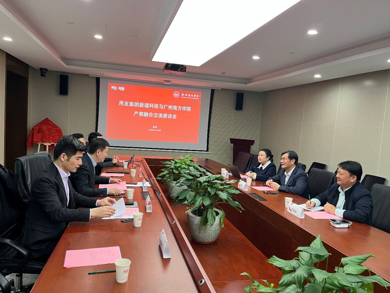 一群人在餐厅用餐AI 生成的内容可能不正确。