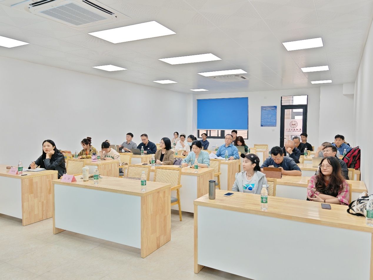 人们在房间里AI 生成的内容可能不正确。