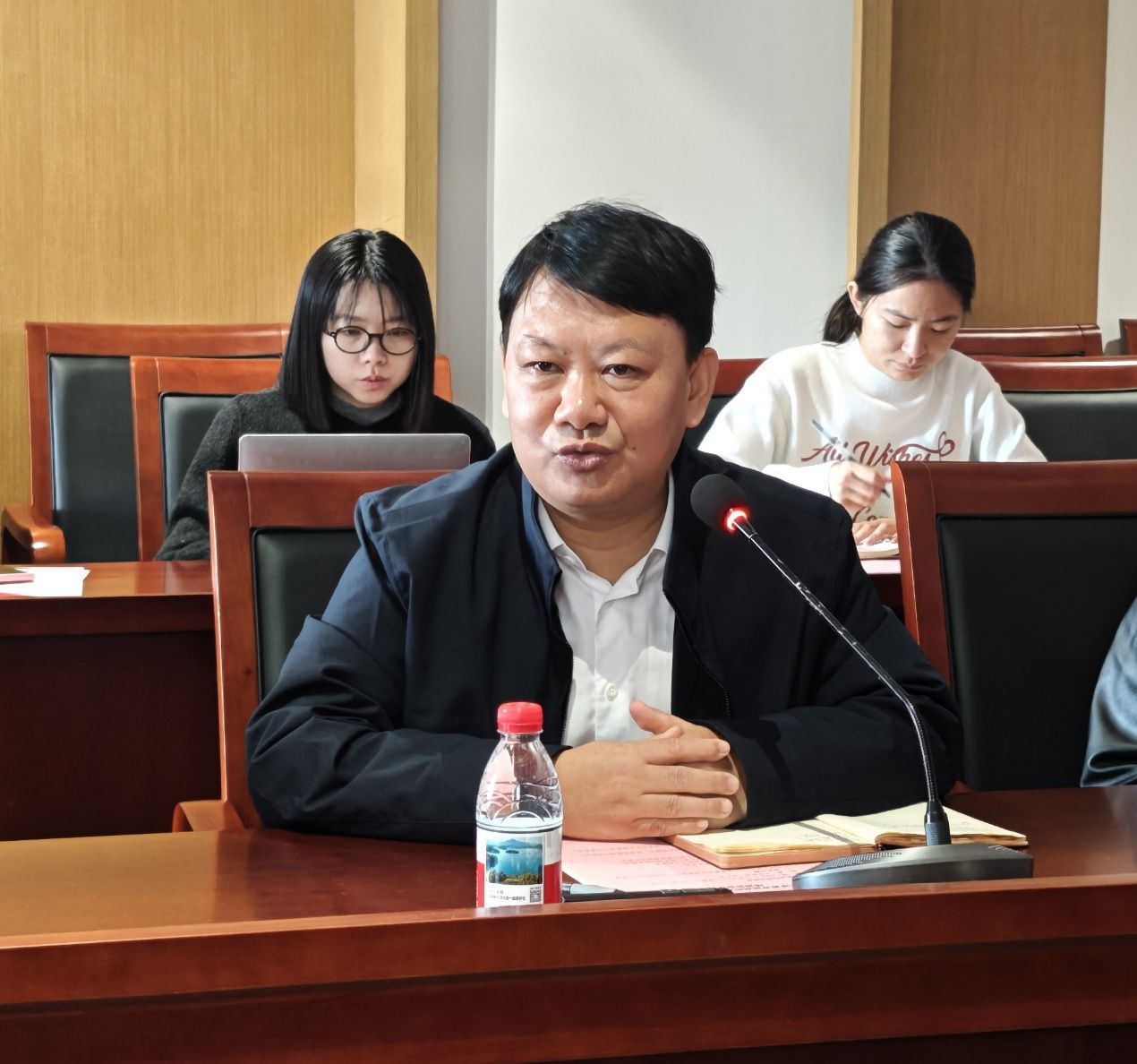 一群男人和女人在桌子前AI 生成的内容可能不正确。