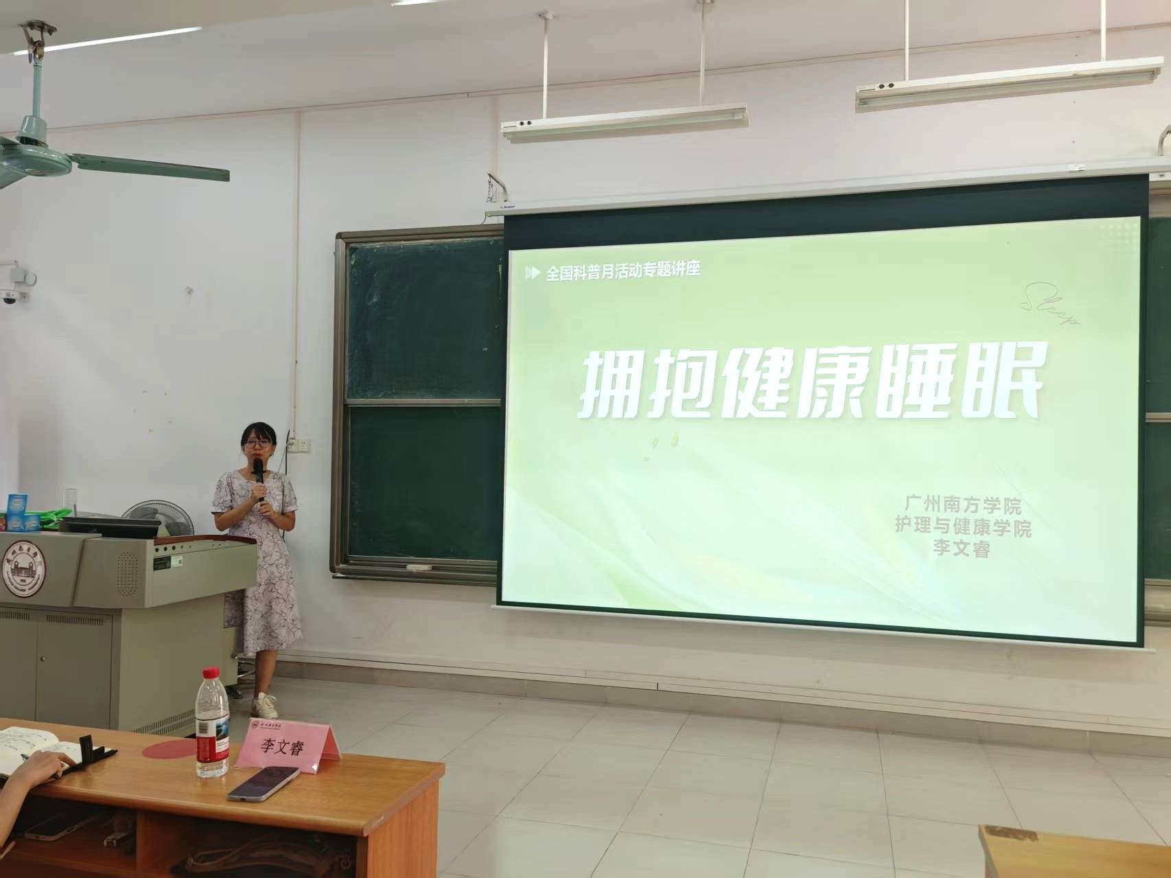 房间里的电视AI 生成的内容可能不正确。
