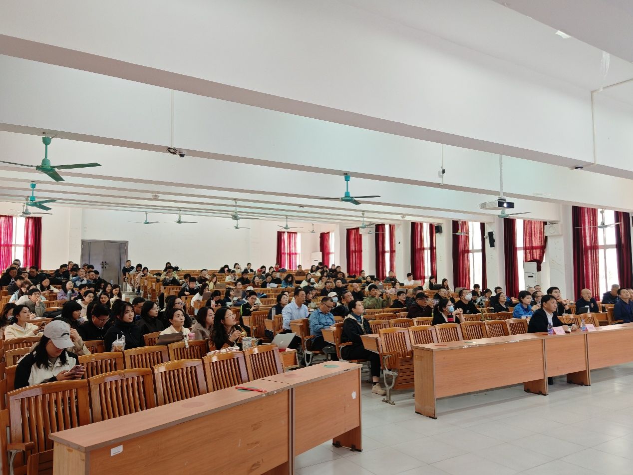 会议室里的人们AI 生成的内容可能不正确。