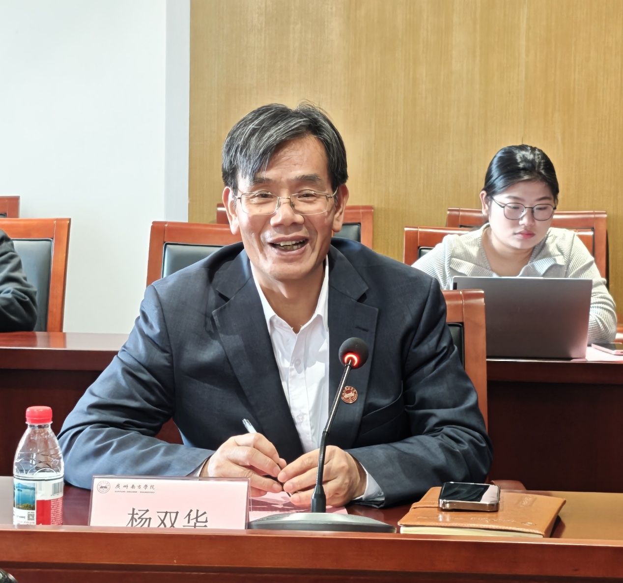 人坐在桌子前AI 生成的内容可能不正确。