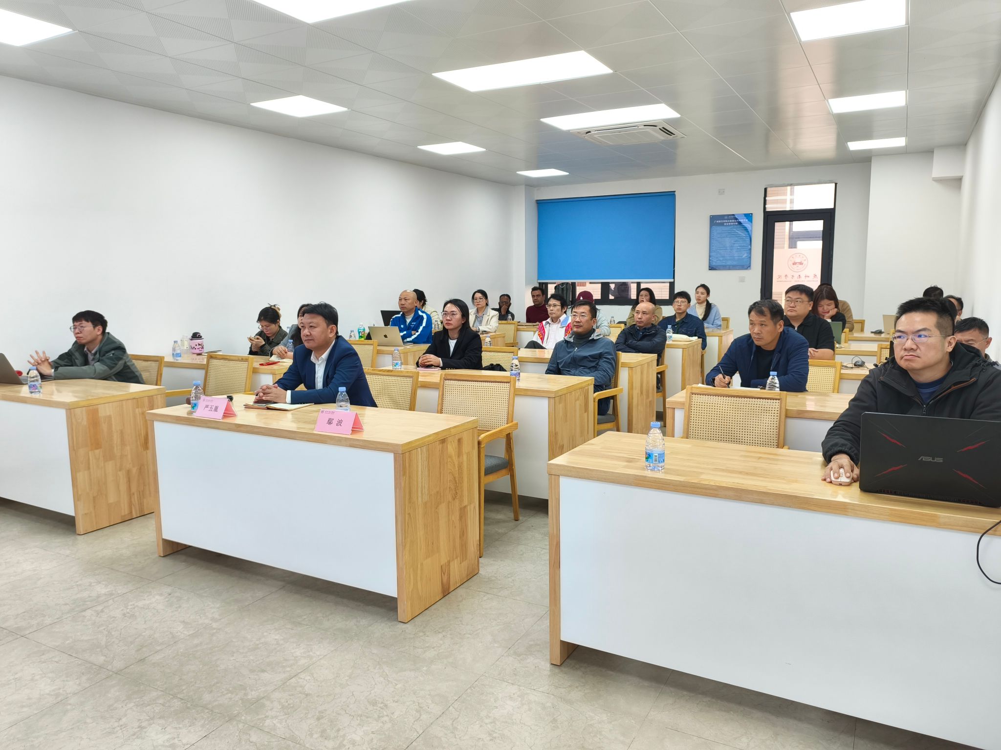 18129247cc44094861a790daa58e413e