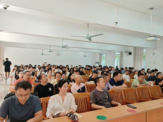会议室里的人们 AI 生成的内容可能不正确。