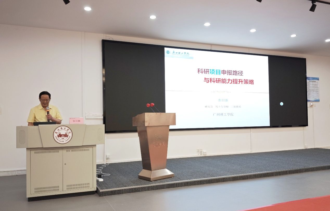人们在看台上的人在房间里AI 生成的内容可能不正确。