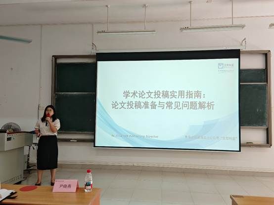 图片包含 室内, 男人, 桌子, 前 AI 生成的内容可能不正确。