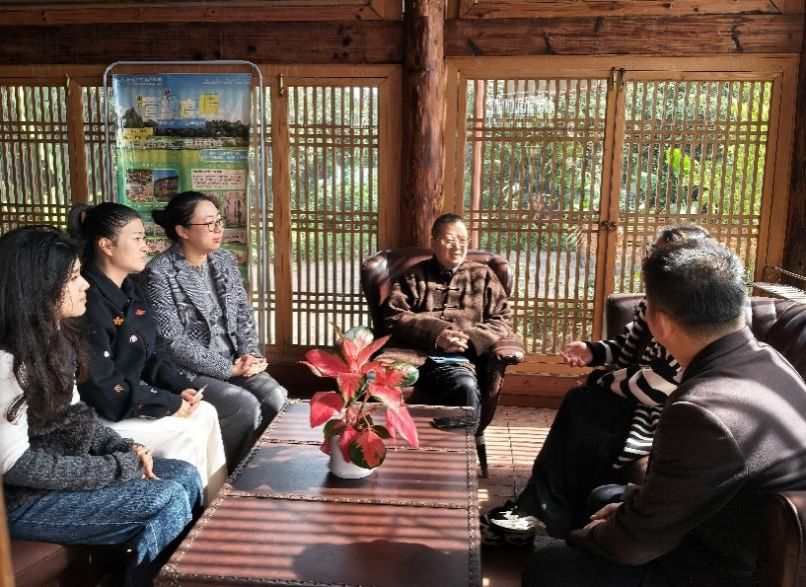 一群人在餐厅吃饭AI 生成的内容可能不正确。