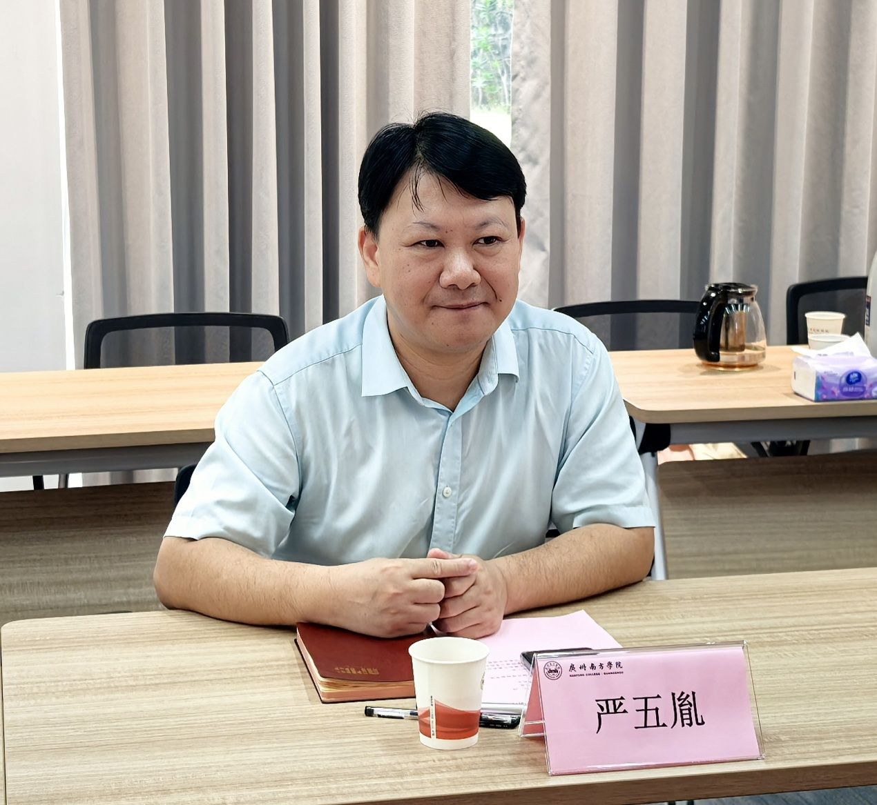 木桌子前的人AI 生成的内容可能不正确。