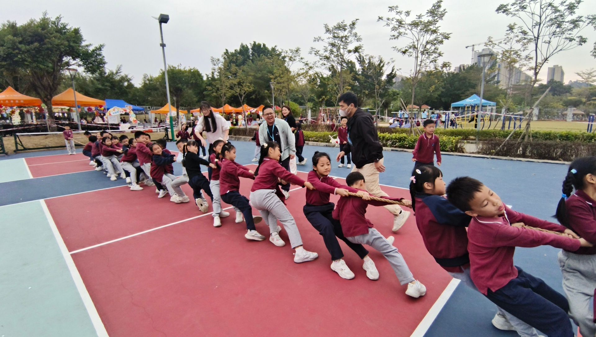 3.同学们在拔河比赛项目中团结拼搏