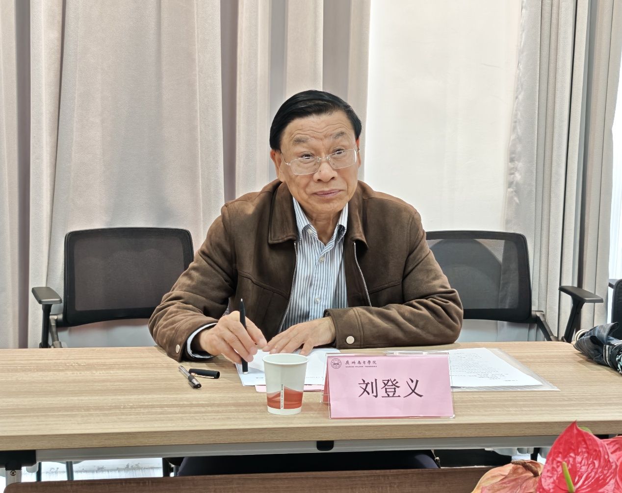 人坐在桌子前AI 生成的内容可能不正确。