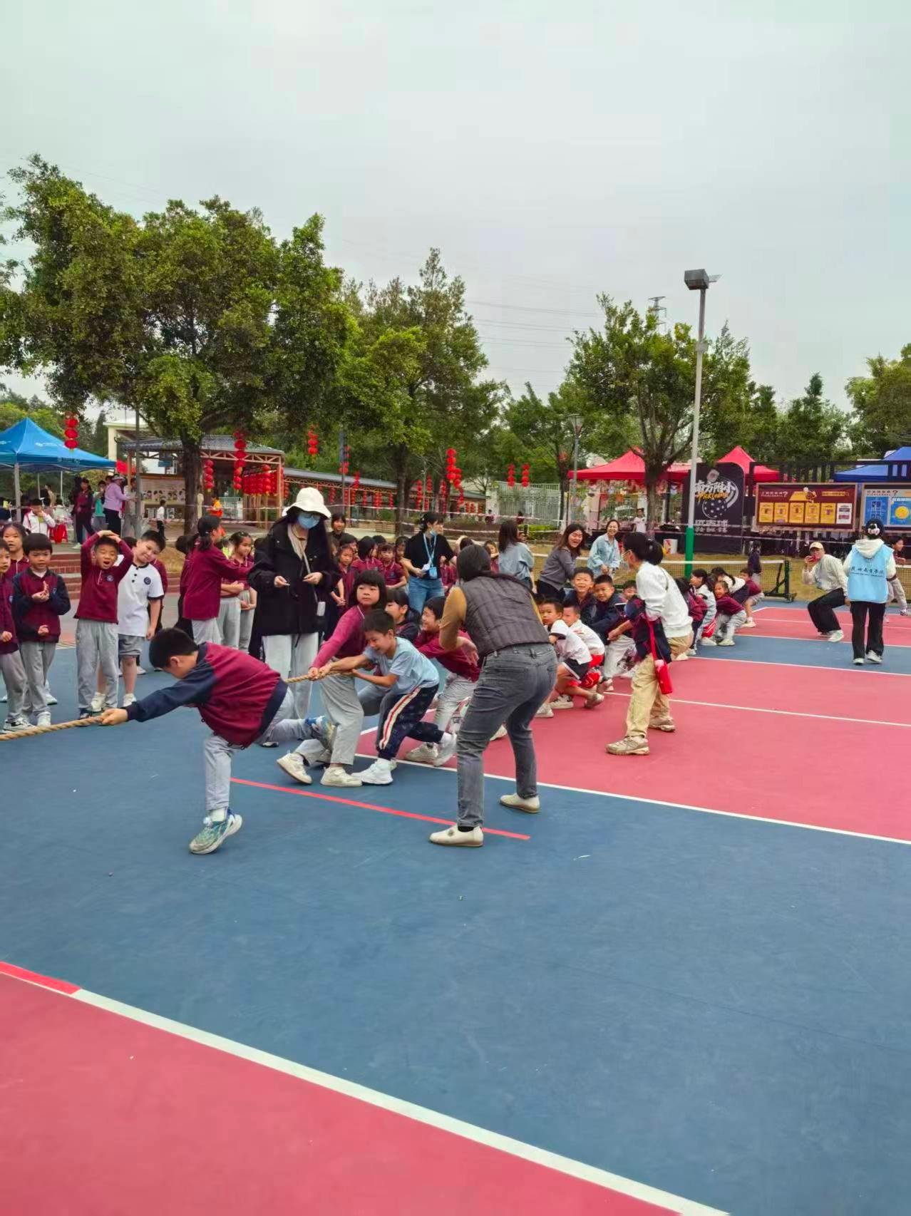 4.我校学生志愿者及教师在支援现场热情服务