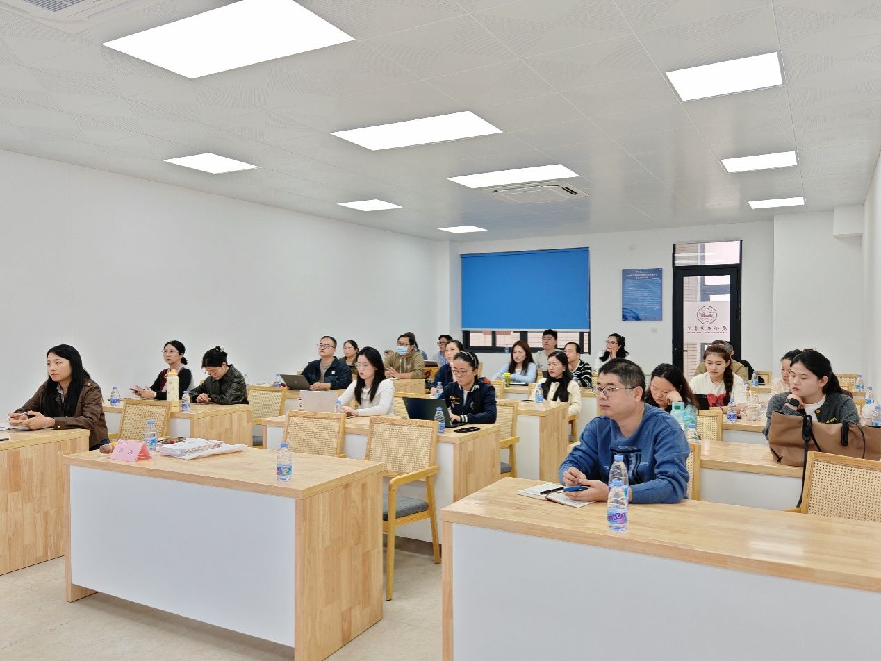 一群人站在桌子边AI 生成的内容可能不正确。